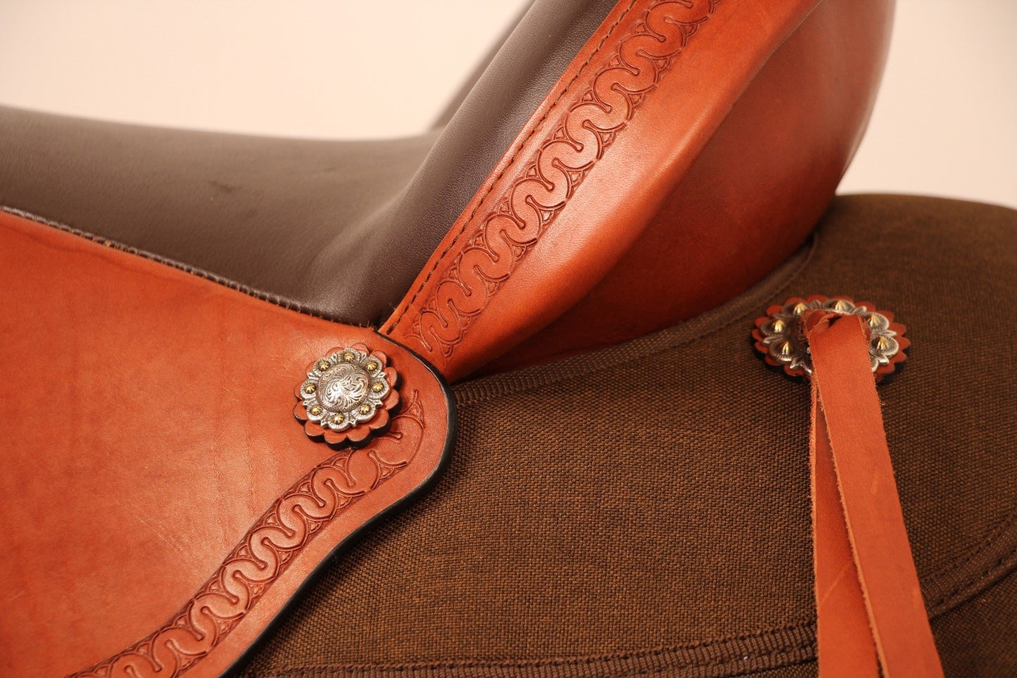 Abetta Crossover Saddle - side view up close